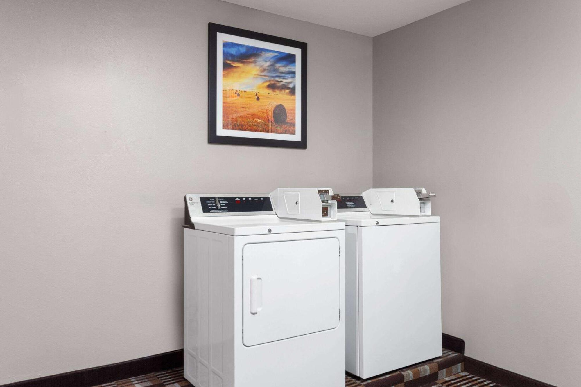 Microtel Inn By Wyndham Janesville Esterno foto